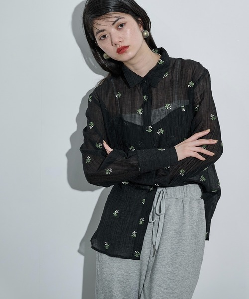 THE YOn(ザヨン)の「フラワー刺繍ビスチェデザインシアーシャツ(シャツ/ブラウス・レディース・ブラック/アイボリー・FREE)」の19枚目の写真