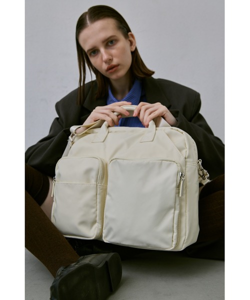 un/neu（アンノイ）の「アウトポケットナイロンバッグ / 大容量 / A4、PC(14inch)収納可能 / 撥水機能付き（ショルダーバッグ・レディース・ブラック/アイボリー/カーキ・FREE）」の2枚目の写真