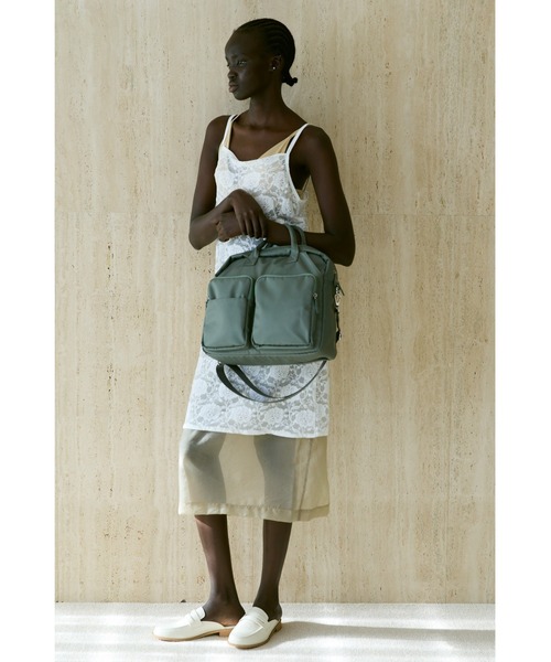 un/neu（アンノイ）の「アウトポケットナイロンバッグ / 大容量 / A4、PC(14inch)収納可能 / 撥水機能付き（ショルダーバッグ・レディース・ブラック/アイボリー/カーキ・FREE）」の13枚目の写真