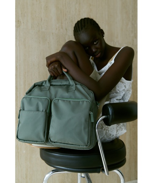 un/neu（アンノイ）の「アウトポケットナイロンバッグ / 大容量 / A4、PC(14inch)収納可能 / 撥水機能付き（ショルダーバッグ・レディース・ブラック/アイボリー/カーキ・FREE）」の6枚目の写真