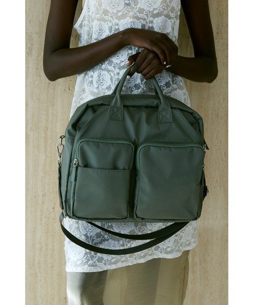 un/neu（アンノイ）の「アウトポケットナイロンバッグ / 大容量 / A4、PC(14inch)収納可能 / 撥水機能付き（ショルダーバッグ・レディース・ブラック/アイボリー/カーキ・FREE）」の7枚目の写真