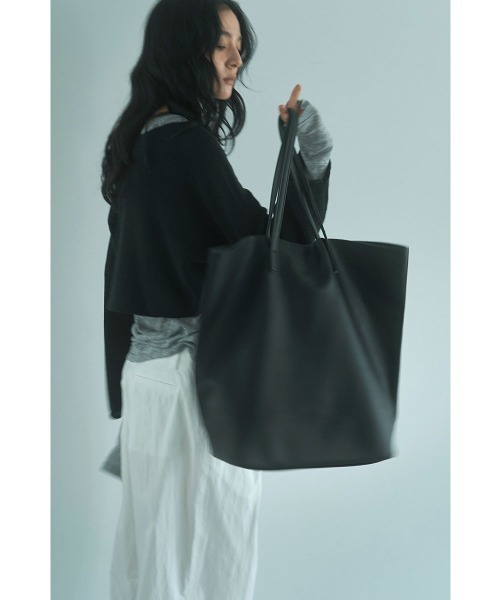 marjour(マージュール)の「MINIMAL LEATHER TOTE BAG(トートバッグ・レディース・ブラック/ブラウン/ベージュ・FREE)」の6枚目の写真