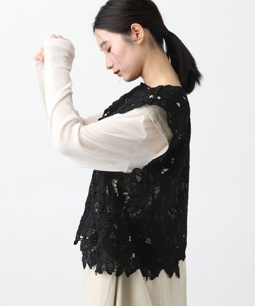 studio CLIP（スタディオクリップ）の「《natural by clip》華やかレースベスト（ベスト・レディース・ブラック/アイボリー・FREE）」の15枚目の写真