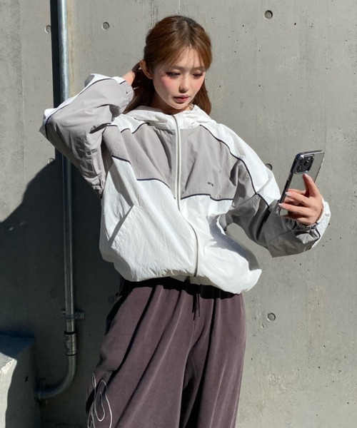 RAY CASSIN（レイカズン）の「ナイロンフードブルゾン（ブルゾン・レディース・グレー系その他2/ネイビー/ホワイト・FREE）」の12枚目の写真