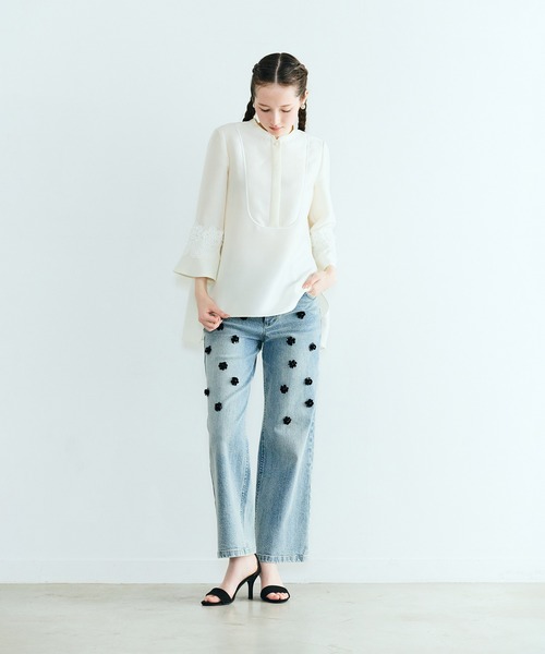 Audie a Muses(オーディアミューズ)の「ビジュー付きブーツカットデニム(デニムパンツ・レディース・ネイビー・36/38/40/42)」の2枚目の写真