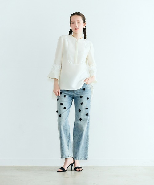 Audie a Muses(オーディアミューズ)の「ビジュー付きブーツカットデニム(デニムパンツ・レディース・ネイビー・36/38/40/42)」の3枚目の写真