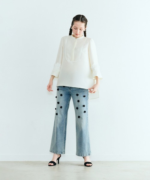 Audie a Muses(オーディアミューズ)の「ビジュー付きブーツカットデニム(デニムパンツ・レディース・ネイビー・36/38/40/42)」の4枚目の写真