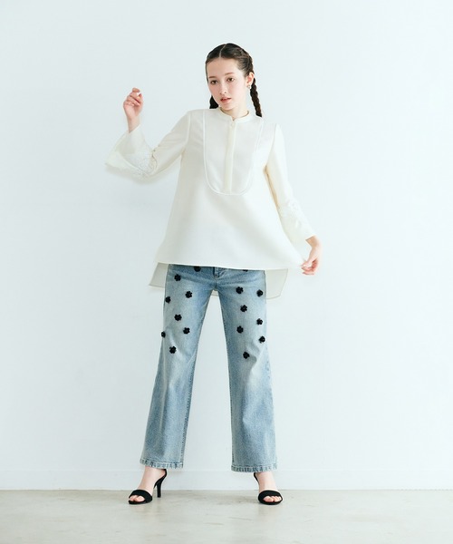 Audie a Muses(オーディアミューズ)の「ビジュー付きブーツカットデニム(デニムパンツ・レディース・ネイビー・36/38/40/42)」の5枚目の写真