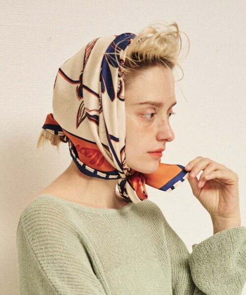 manipuri(マニプリ)の「【manipuri/マニプリ】フローラ大判シルクスカーフ 88×88 日本製(バンダナ/スカーフ・レディース・ブルー/オレンジ・フリー)」の2枚目の写真