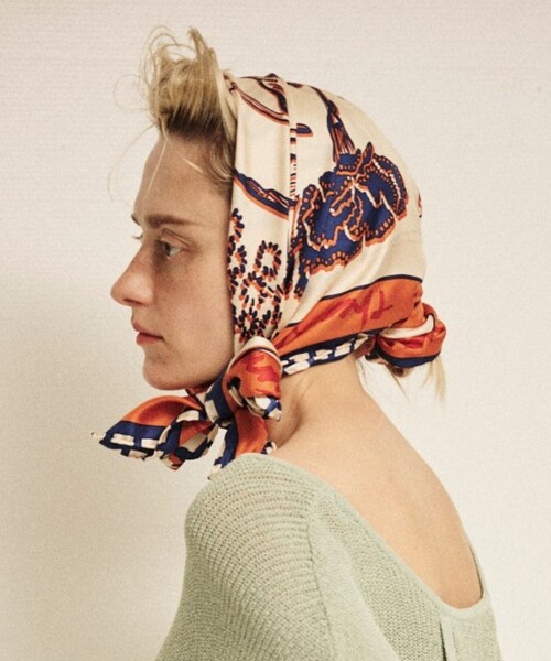 manipuri(マニプリ)の「【manipuri/マニプリ】フローラ大判シルクスカーフ 88×88 日本製(バンダナ/スカーフ・レディース・ブルー/オレンジ・フリー)」の5枚目の写真