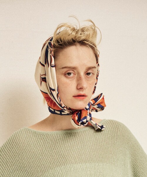 manipuri(マニプリ)の「【manipuri/マニプリ】フローラ大判シルクスカーフ 88×88 日本製(バンダナ/スカーフ・レディース・ブルー/オレンジ・フリー)」の6枚目の写真