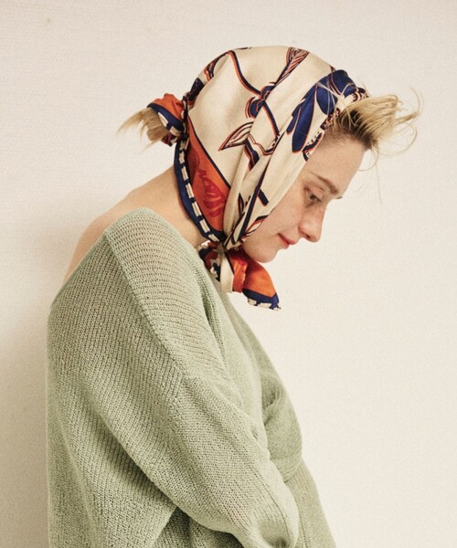 manipuri(マニプリ)の「【manipuri/マニプリ】フローラ大判シルクスカーフ 88×88 日本製(バンダナ/スカーフ・レディース・ブルー/オレンジ・フリー)」の7枚目の写真