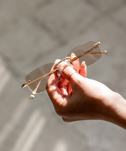 VitaFelice（ヴィータフェリーチェ）の「スリムフレーム UVカットサングラス リムレスメガネ 眼鏡 リムレスサングラス（サングラス・レディース・ライトグレー系1/ブラウン系/シルバー系1/シャンパン/ゴールド系2/ライトグレー系2/シルバー系2/ゴールド系1・FREE）」の4枚目の写真