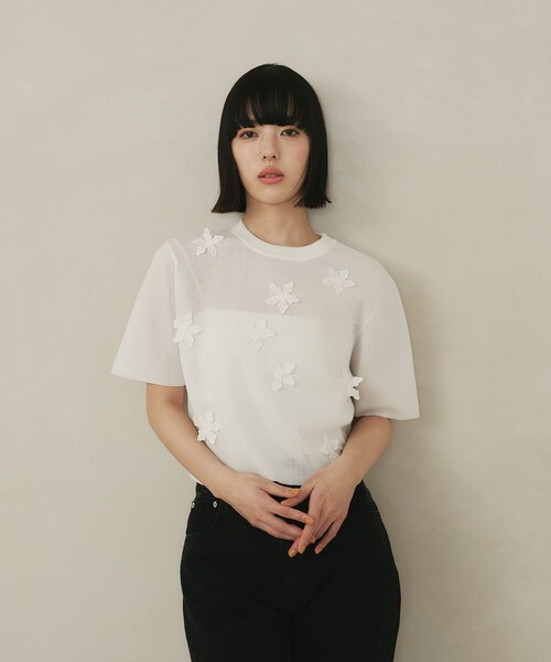 EMMEL REFINES（エメルリファインズ）の「＜EMMEL REFINES＞EM HW フラワーモチーフ ショートスリーブ ニット（ニット/セーター・レディース・ホワイト/ブラック・FREE）」の3枚目の写真