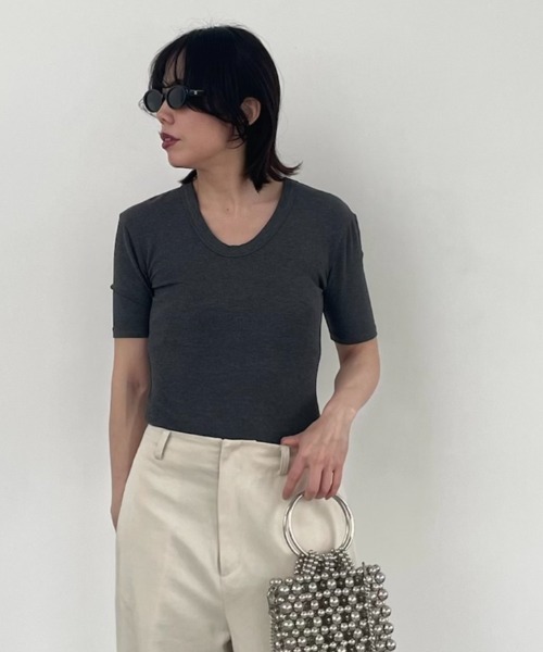 Henon.(ヘノン)の「Uネックボディスーツ(Tシャツ/カットソー・レディース・ブラック/アイボリー/グレー・F)」の3枚目の写真