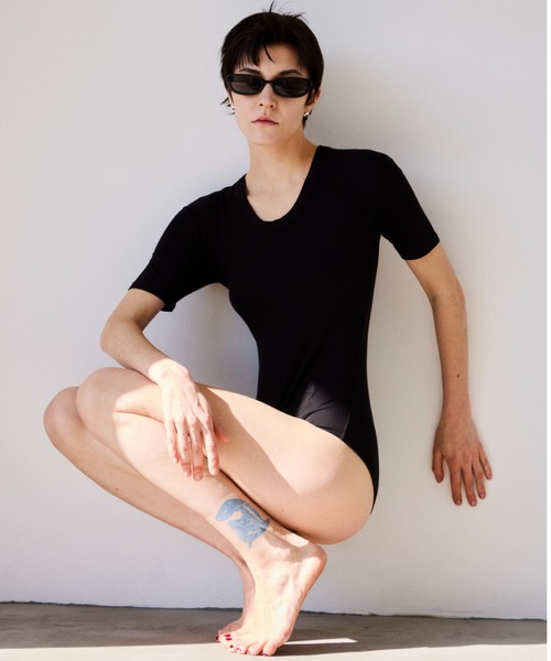Henon.(ヘノン)の「Uネックボディスーツ(Tシャツ/カットソー・レディース・ブラック/アイボリー/グレー・F)」の1枚目の写真