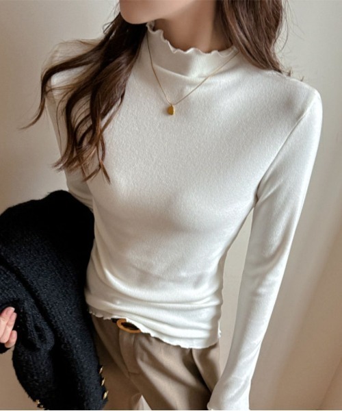 Forcement(フォースメント)の「ほどよい華やぎのモックネックフリルトップス フリル レイヤード ジャケットスタイル インナー ジャケットコーデ トップス 春服 セレモニー フォーマル ビジネス 就活 シアー素材 伸縮性 オフィスカジュアル(Tシャツ/カットソー・レディース・クリーム/ブラック/ライトグレー/ホワイト・FREE)」の2枚目の写真