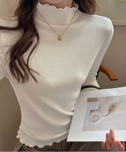 Forcement(フォースメント)の「ほどよい華やぎのモックネックフリルトップス フリル レイヤード ジャケットスタイル インナー ジャケットコーデ トップス 春服 セレモニー フォーマル ビジネス 就活 シアー素材 伸縮性 オフィスカジュアル(Tシャツ/カットソー・レディース・クリーム/ブラック/ライトグレー/ホワイト・FREE)」の6枚目の写真