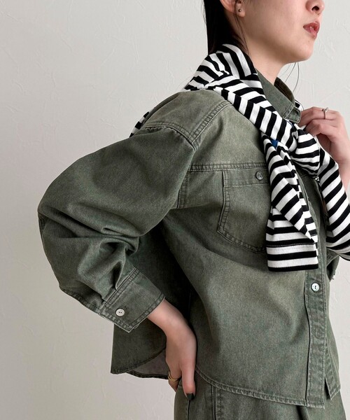 fredy emue（フレディエミュ）の「《セットアップ対応》デニムボウタイクロップドシャツ（シャツ/ブラウス・レディース・ブルー/カーキ・38）」の14枚目の写真