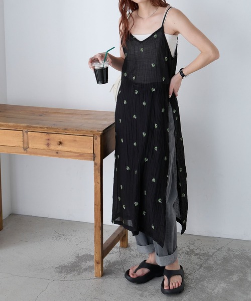 BONLECILL(ボンルシール)の「フラワー刺繍シアーキャミソールワンピース(ワンピース・レディース・ブラック/アイボリー/ブラウン・FREE)」の5枚目の写真