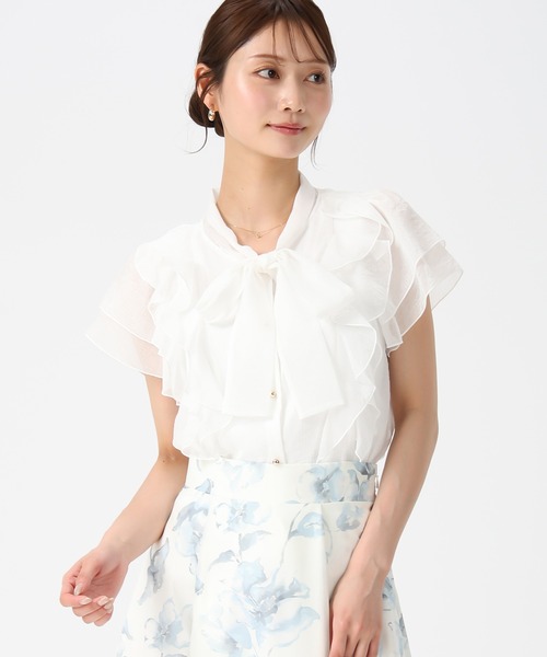 MISCH MASCH（ミッシュマッシュ）の「2026春夏新作 ボウタイフリルシアーラメブラウス（シャツ/ブラウス・レディース・グリーン/ホワイト/ブルー・ﾌﾘ-）」の2枚目の写真