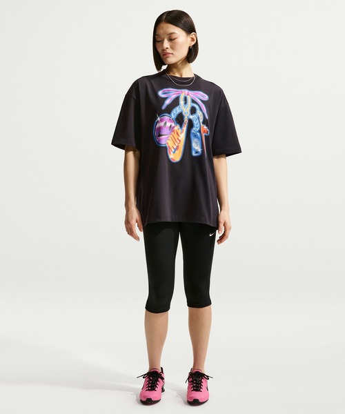 NIKE(ナイキ)の「NIKE AS WMNS NSW CLASSIC OS OC11 TEE / ナイキ ウィメンズ NSW クラシック OS OC11 T-シャツ 【SP】(Tシャツ/カットソー・レディース・ブラック/ホワイト・S/M/L)」の15枚目の写真