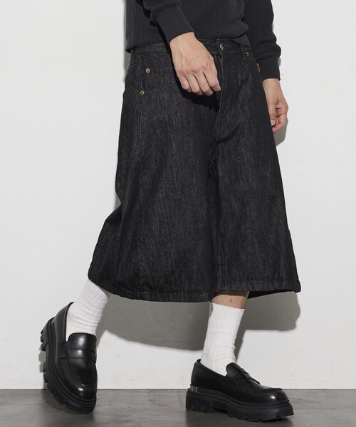 FREAK'S STORE(フリークスストア)の「FREAK’S STORE/フリークスストア ワイドシルエット ワンウォッシュ カーブデニム クロップド ショートパンツ(その他パンツ・メンズ・ライトグレー/ブラック/ネイビー/ブルー・SMALL/MEDIUM/LARGE)」の2枚目の写真