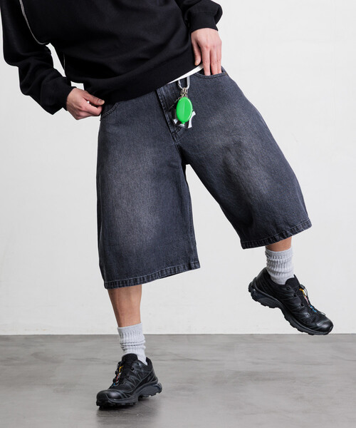 FREAK'S STORE(フリークスストア)の「FREAK’S STORE/フリークスストア ワイドシルエット ワンウォッシュ カーブデニム クロップド ショートパンツ(その他パンツ・メンズ・ライトグレー/ブラック/ネイビー/ブルー・SMALL/MEDIUM/LARGE)」の6枚目の写真