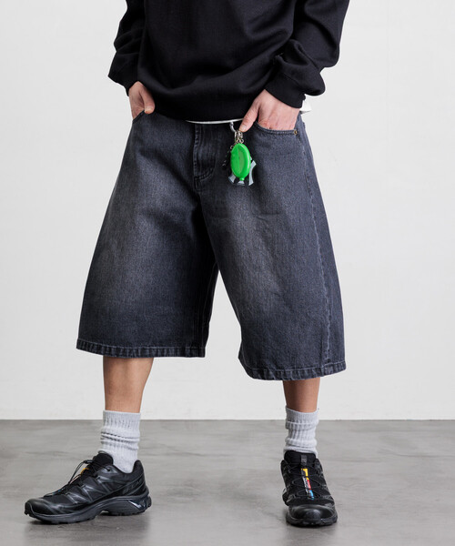 FREAK'S STORE(フリークスストア)の「FREAK’S STORE/フリークスストア ワイドシルエット ワンウォッシュ カーブデニム クロップド ショートパンツ(その他パンツ・メンズ・ライトグレー/ブラック/ネイビー/ブルー・SMALL/MEDIUM/LARGE)」の8枚目の写真