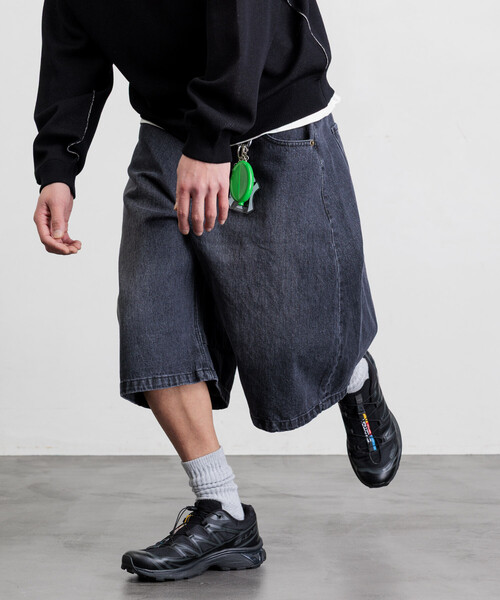 FREAK'S STORE(フリークスストア)の「FREAK’S STORE/フリークスストア ワイドシルエット ワンウォッシュ カーブデニム クロップド ショートパンツ(その他パンツ・メンズ・ライトグレー/ブラック/ネイビー/ブルー・SMALL/MEDIUM/LARGE)」の11枚目の写真
