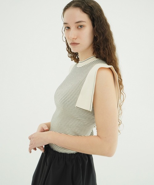 CLANE(クラネ)の「SQUARE SLEEVE KNIT TOPS(ニット/セーター・レディース・チャコールグレー/ブルー/ホワイト系/ホワイト・1/2)」の6枚目の写真