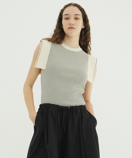 CLANE(クラネ)の「SQUARE SLEEVE KNIT TOPS(ニット/セーター・レディース・チャコールグレー/ブルー/ホワイト系/ホワイト・1/2)」の5枚目の写真