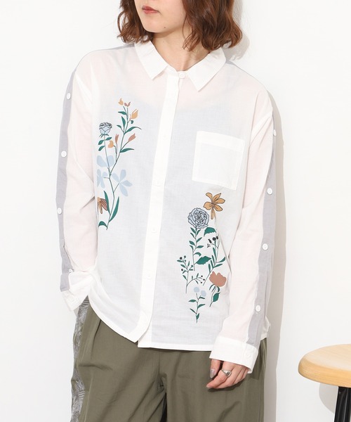 Emago(イマゴ)の「EMAGO ボタン付き配色プリントシャツ 長袖(シャツ/ブラウス・レディース・ホワイト/ピンク/ネイビー・FREE)」の1枚目の写真