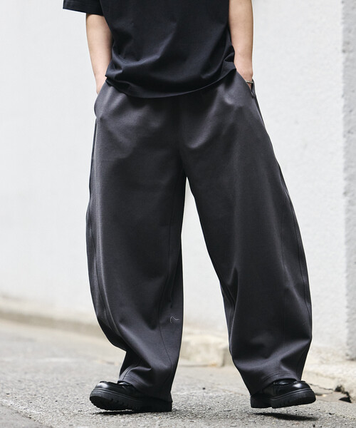 FREAK'S STORE(フリークスストア)の「<接触冷感>ワイドシルエット クールタッチ バレルレッグ スウェットパンツ 限定展開(その他パンツ・メンズ・ブラック/ダークグレー/チャコールグレー・SMALL/MEDIUM/LARGE)」の2枚目の写真