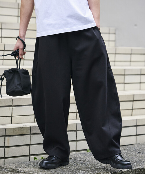 FREAK'S STORE(フリークスストア)の「<接触冷感>ワイドシルエット クールタッチ バレルレッグ スウェットパンツ 限定展開(その他パンツ・メンズ・ブラック/ダークグレー/チャコールグレー・SMALL/MEDIUM/LARGE)」の1枚目の写真
