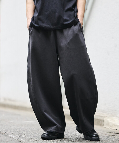 FREAK'S STORE(フリークスストア)の「<接触冷感>ワイドシルエット クールタッチ バレルレッグ スウェットパンツ 限定展開(その他パンツ・メンズ・ブラック/ダークグレー/チャコールグレー・SMALL/MEDIUM/LARGE)」の14枚目の写真