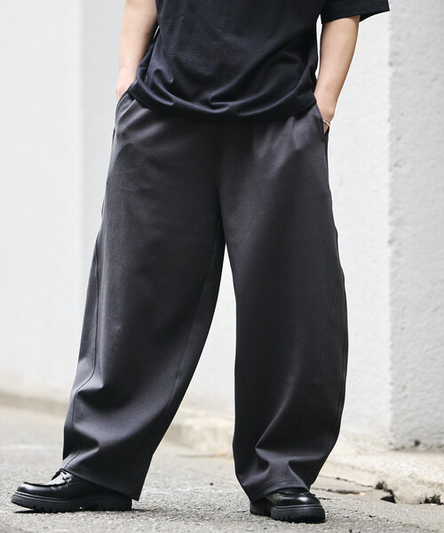 FREAK'S STORE(フリークスストア)の「<接触冷感>ワイドシルエット クールタッチ バレルレッグ スウェットパンツ 限定展開(その他パンツ・メンズ・ブラック/ダークグレー/チャコールグレー・SMALL/MEDIUM/LARGE)」の15枚目の写真