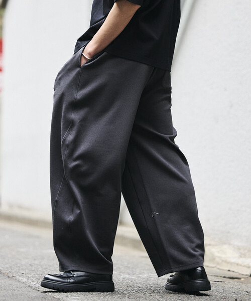FREAK'S STORE(フリークスストア)の「<接触冷感>ワイドシルエット クールタッチ バレルレッグ スウェットパンツ 限定展開(その他パンツ・メンズ・ブラック/ダークグレー/チャコールグレー・SMALL/MEDIUM/LARGE)」の16枚目の写真