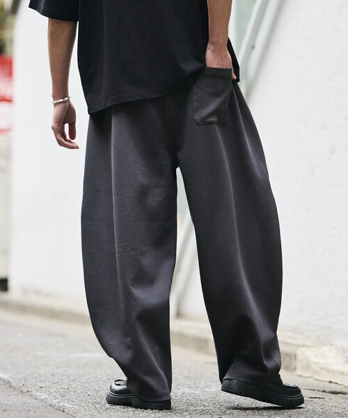FREAK'S STORE(フリークスストア)の「<接触冷感>ワイドシルエット クールタッチ バレルレッグ スウェットパンツ 限定展開(その他パンツ・メンズ・ブラック/ダークグレー/チャコールグレー・SMALL/MEDIUM/LARGE)」の17枚目の写真