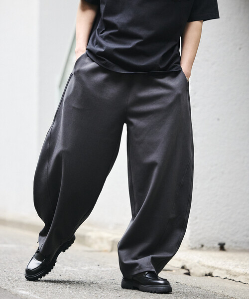 FREAK'S STORE(フリークスストア)の「<接触冷感>ワイドシルエット クールタッチ バレルレッグ スウェットパンツ 限定展開(その他パンツ・メンズ・ブラック/ダークグレー/チャコールグレー・SMALL/MEDIUM/LARGE)」の19枚目の写真