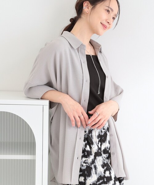 SHOO・LA・RUE(シューラルー)の「【洗濯後しわになりにくい/体型カバー】きちんとゆるっと 大人の抜け感 ポンチョ風カラーシャツ(シャツ/ブラウス・レディース・ネイビー/ベージュ/グリーン/ライトブルー/イエロー系その他/チャコールグレー/グレー・00)」の1枚目の写真
