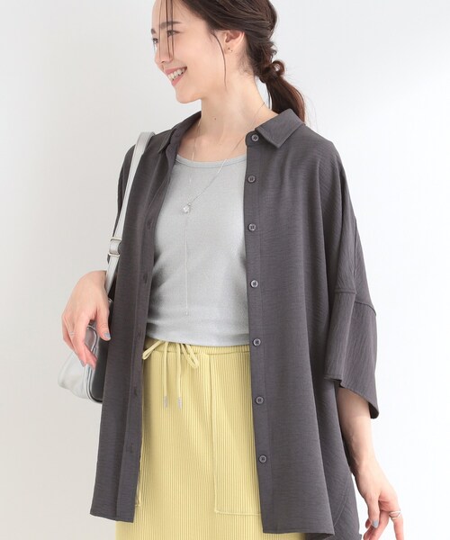 SHOO・LA・RUE(シューラルー)の「【洗濯後しわになりにくい/体型カバー】きちんとゆるっと 大人の抜け感 ポンチョ風カラーシャツ(シャツ/ブラウス・レディース・ネイビー/ベージュ/グリーン/ライトブルー/イエロー系その他/チャコールグレー/グレー・00)」の2枚目の写真