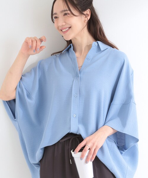 SHOO・LA・RUE(シューラルー)の「【洗濯後しわになりにくい/体型カバー】きちんとゆるっと 大人の抜け感 ポンチョ風カラーシャツ(シャツ/ブラウス・レディース・ネイビー/ベージュ/グリーン/ライトブルー/イエロー系その他/チャコールグレー/グレー・00)」の5枚目の写真