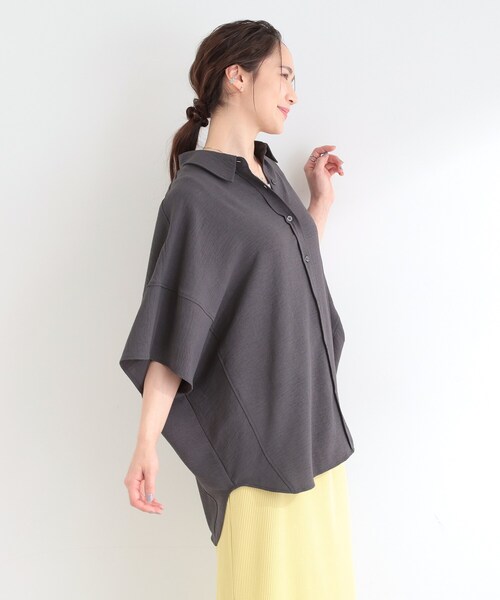 SHOO・LA・RUE(シューラルー)の「【高レビュー/洗濯後しわになりにくい/体型カバー】きちんとゆるっと 大人の抜け感 ポンチョ風カラーシャツ(シャツ/ブラウス・レディース・ネイビー/ベージュ/グリーン/ライトブルー/イエロー系その他/チャコールグレー/グレー・00)」の22枚目の写真