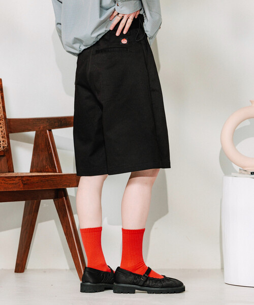 FREAK'S STORE(フリークスストア)の「RED KAP × FREAK'S STORE/レッドキャップ 別注 紐付き タックハーフパンツ(チノパンツ・レディース・サックスブルー/ブラック/ベージュ/ブラック系その他・MEDIUM/SMALL)」の2枚目の写真