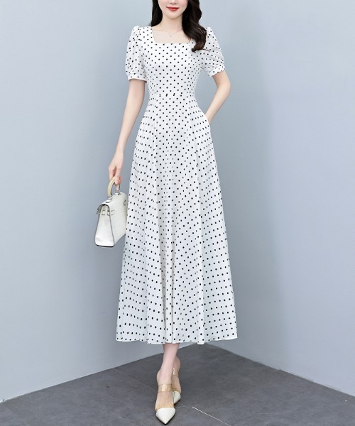 AMAJI(アマジ)の「ドット柄 ウエスト切替 ロングワンピース(ワンピース・レディース・ホワイト/ブラック・MEDIUM/X-LARGE/LARGE)」の1枚目の写真