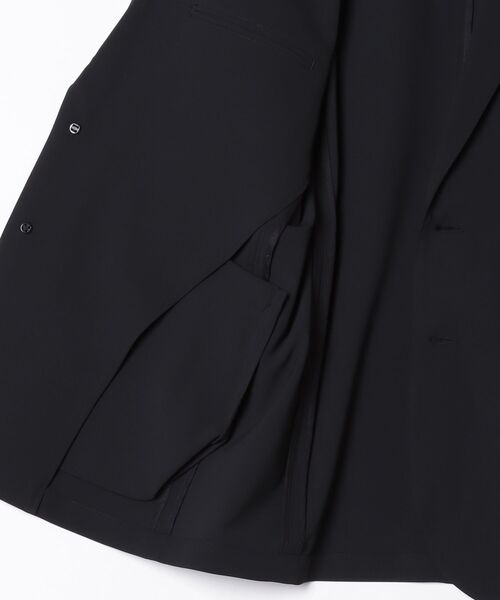 1 piu 1 uguale 3(ウノピゥウノウグァーレトレ)の「SWING EASY JACKET (CENTER VENT) BODY SHELL 2WAY STRETCH(テーラードジャケット・メンズ・ブラック/ホワイト・LARGE)」の4枚目の写真