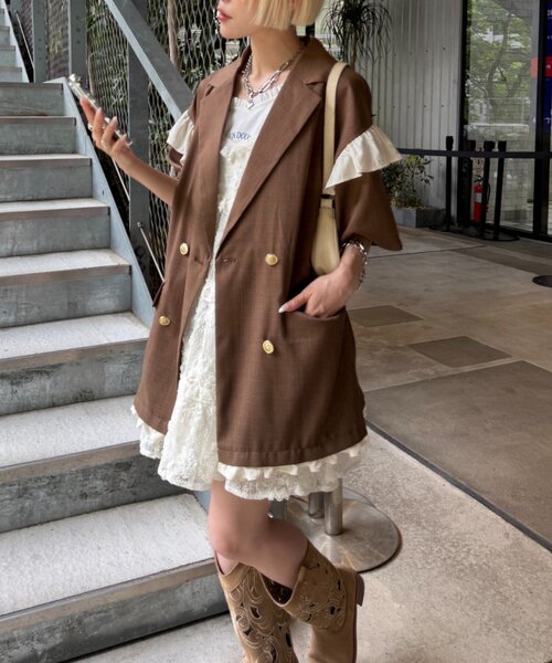 w closet(ダブルクローゼット)の「【2サイズ展開】フリルテーラードジャケット(テーラードジャケット・レディース・グレー/ブラウン/ベージュ・MEDIUM/SMALL)」の1枚目の写真