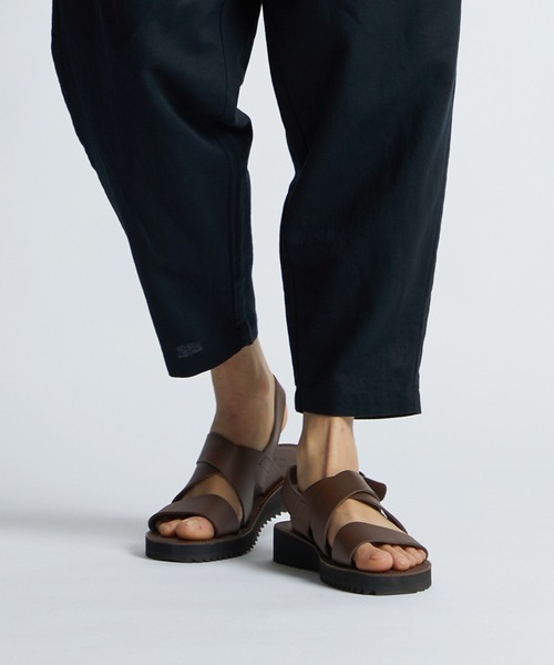 LANVIN en Bleu(ランバンオンブルー)の「日本製 軽量 シャークソール レザーサンダル(サンダル・メンズ・ブラック/ダークブラウン・MEDIUM/LARGE)」の1枚目の写真