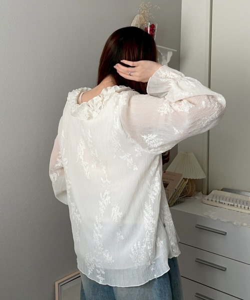 merrylatte(メリーラテ)の「フラワー刺繍 ラッフル レース シアー カーディガン【NOUA】(カーディガン/ボレロ・レディース・アイボリー・FREE)」の5枚目の写真